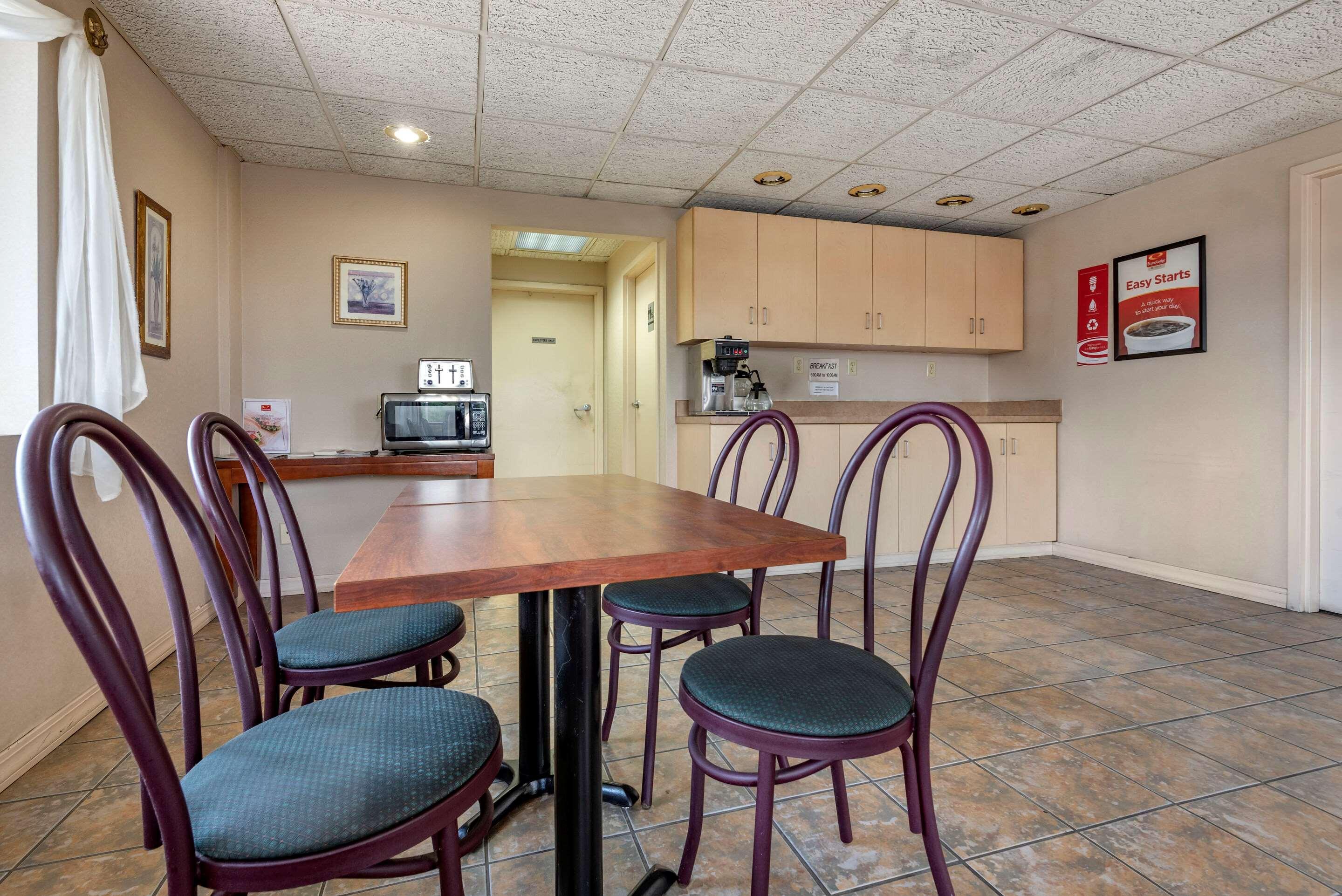 Lodge Econo I-90 Dewitt