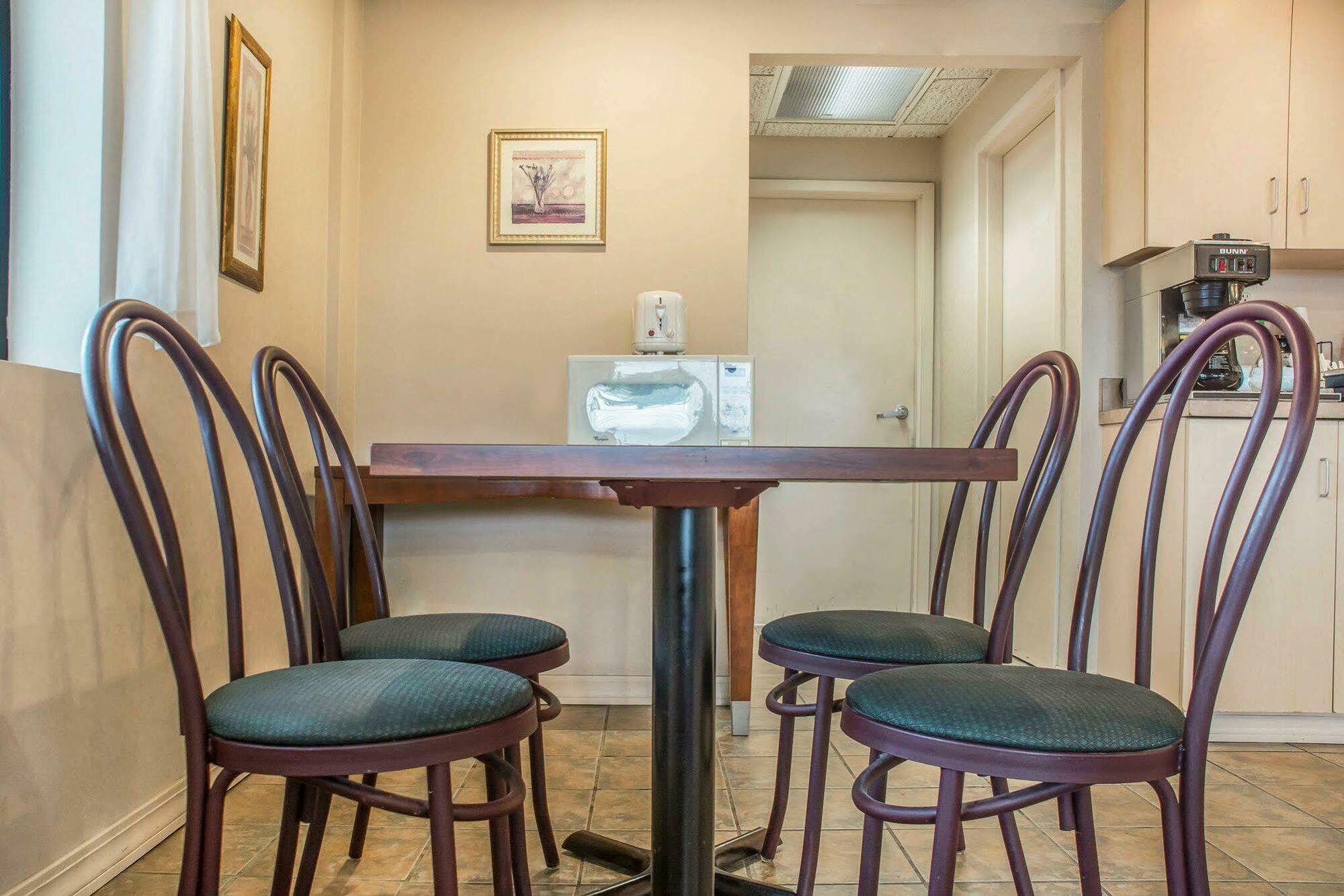 Econo I-90 Lodge *